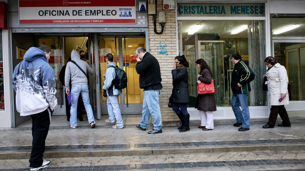 Personas aguardan ante una oficina de empleo en Madrid. La incorporaci&oacute;n de trabajadores extranjeros ayuda a cubrir vacantes, pero plantea a las empresas el desaf&iacute;o de facilitar su integraci&oacute;n y permanencia.