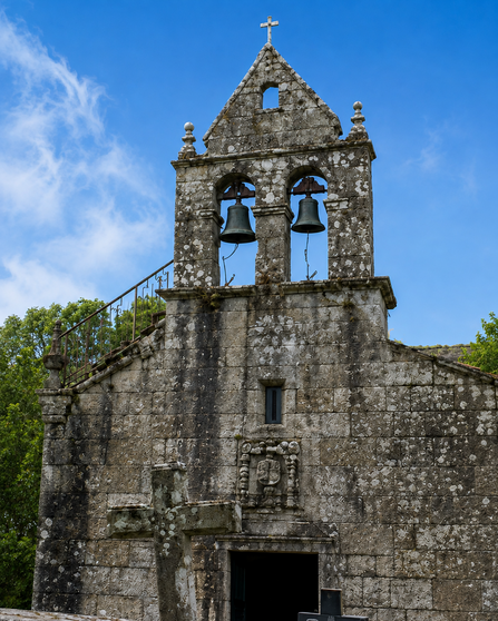 A igrexa que tomou o relevo. A actual igrexa parroquial de Santo Estevo, situada na Costa, converteuse no s&eacute;culo XVIII no novo centro relixioso de Castel&aacute;ns tras o traslado da parroquia desde o seu antigo emprazamento.