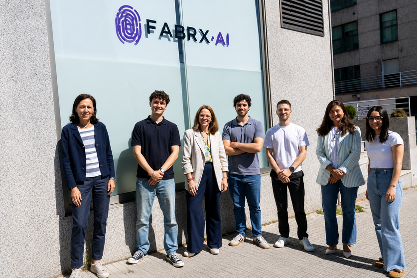 La directora de la Axencia Galega de Innovaci&oacute;n, Carmen Cotelo, durante su visita a las instalaciones de FABRX AI en Santiago, junto a investigadores y responsables de la compa&ntilde;&iacute;a, que trabaja en el desarrollo de medicamentos personalizados mediante impresi&oacute;n 3D.