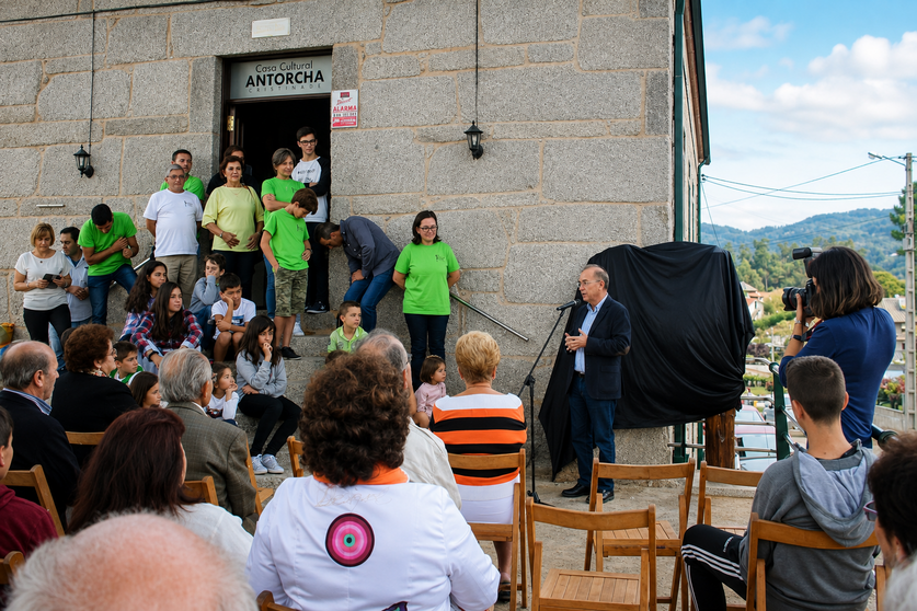 Veci&ntilde;os de diferentes idades participan na celebraci&oacute;n do centenario da Casa Cultural Antorcha, herdeira daquela iniciativa impulsada coa colaboraci&oacute;n da emigraci&oacute;n vinculada &aacute; parroquia.