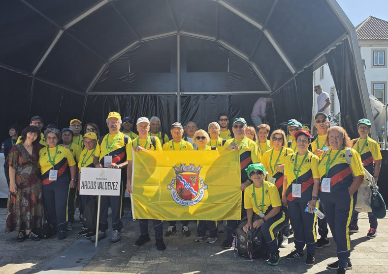 La delegaci&oacute;n de Arcos de Valdevez, formada por m&aacute;s de una veintena de participantes, representa al municipio en la X edici&oacute;n del Olympics 4All, dedicada al deporte s&eacute;nior e inclusivo.