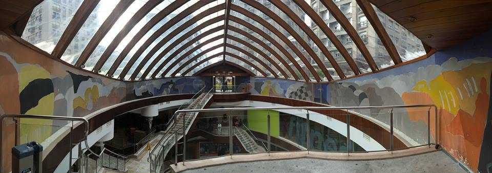 Vista interior de la Sala Apostrophe de Vigo, espacio que acoge hasta el 11 de septiembre la exposici&oacute;n colectiva "Outras brasilidades", con obras de 19 artistas brasile&ntilde;os.