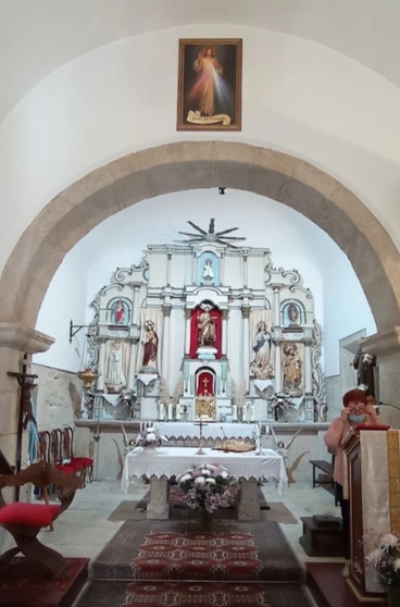 Vista do interior da igrexa de A Lamosa cara ao altar maior, presidido por San Bartolomeu e enriquecido ao longo do tempo con imaxes e elementos de diferentes &eacute;pocas.