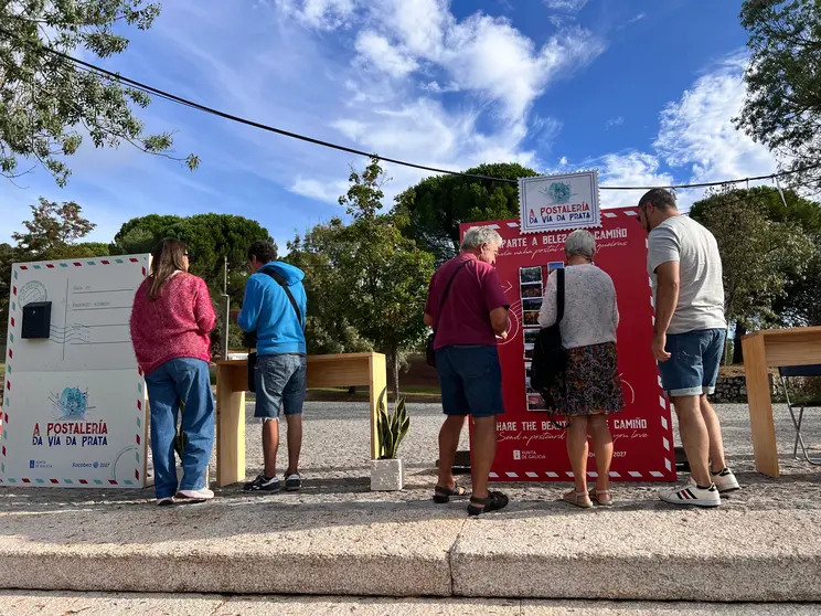 Vecinos y visitantes se acercan a "A Postaler&iacute;a da V&iacute;a da Prata" en Monterrei para escoger las im&aacute;genes que convertir&aacute;n en mensajes con destino a distintos lugares de Espa&ntilde;a y del mundo.