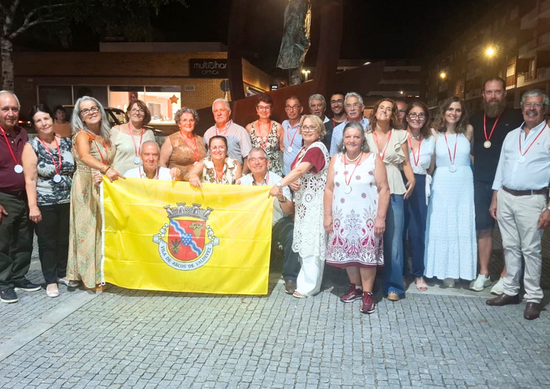a delegaci&oacute;n de Arcos de Valdevez celebra su participaci&oacute;n en la d&eacute;cima edici&oacute;n de los Olympics4all tras lograr el segundo puesto en petanca durante la cita celebrada en Ponte da Barca.