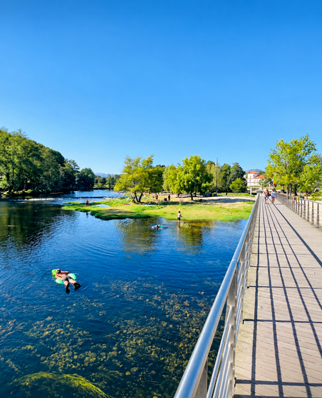 La Praia Fluvial do Pontilh&atilde;o da Valeta, en Arcos de Valdevez, invita a disfrutar de las aguas del r&iacute;o Vez en un entorno natural que acaba de ser reconocido entre los mejores de Portugal.