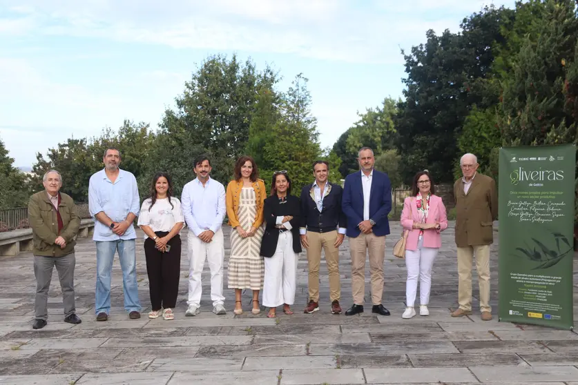 Representantes de las entidades que integran y colaboran con el Grupo Operativo "Oliveiras de Galicia", una alianza de investigaci&oacute;n, innovaci&oacute;n y sector productivo para llevar las variedades aut&oacute;ctonas del laboratorio y la conservaci&oacute;n a futuras plantaciones.
