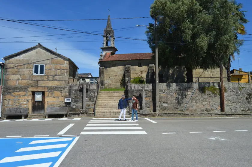Entorno de la iglesia de Sangui&ntilde;eda, en Mos, donde se ejecutar&aacute; el proyecto de humanizaci&oacute;n que recuperar&aacute; espacios para el peat&oacute;n y mejorar&aacute; la accesibilidad y la seguridad vial.