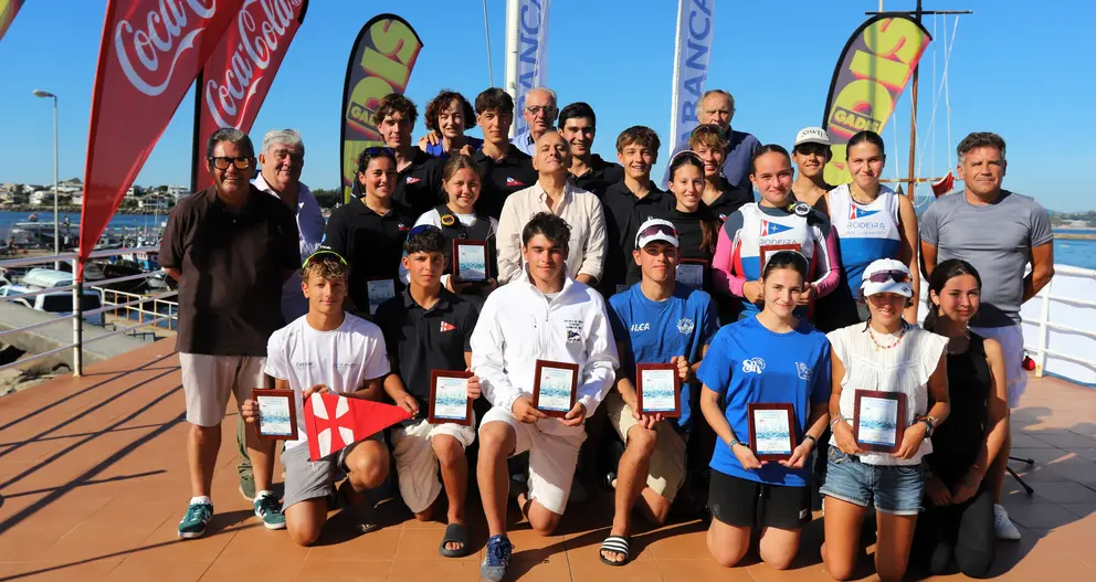Regatistas y participantes posan tras la entrega de premios del Open de Espa&ntilde;a de ILCA, que dej&oacute; al Real Club N&aacute;utico de La Coru&ntilde;a al frente del medallero con cinco metales. MOEBIUS.