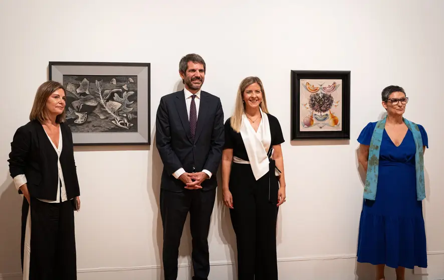 Susana Gonz&aacute;lez, directora del Centro de Arte FMJJ, junto a representantes institucionales durante la inauguraci&oacute;n de Mostra Espanha 2026 en Lisboa, con las obras de Maruja Mallo expuestas en el MAC/CCB.