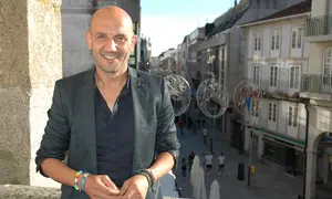 El alcalde de O Porriño, Alejandro Lorenzo, posa para este reportaje. Con casi cuatro años al frente del Concello, el regidor aspira a ser recordado como "una persona trabajadora" y valora la felicidad por encima de la política.