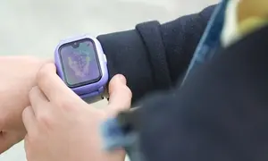 Un alumno observa un reloj inteligente diseñado para fomentar la seguridad y prevenir el acoso escolar, una herramienta que combina tecnología e inclusión en las aulas.