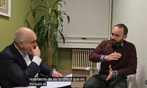Juan Bilches en la entrevista en Vigo con Roberto Ledo.