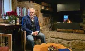 Miguel Santalices, presidente del Parlamento de Galicia, durante su visita al restaurante PIMM&rsquo;S de Ponte de Lima, junto a la chimenea que define el car&aacute;cter acogedor y tradicional del establecimiento.