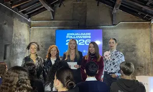 La presidenta de la APG, Mar&iacute;a M&eacute;ndez, y la conselleira Fabiola Garc&iacute;a, junto a varios creadores de contenido participantes, durante la presentaci&oacute;n de la campa&ntilde;a #IgualdadeFollowers en Santiago de Compostela.