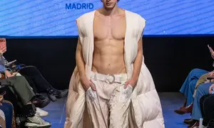 Modelo desfila con uno de los dise&ntilde;os de la colecci&oacute;n &ldquo;El Renacer&rdquo;, presentada por estudiantes de UDIT en la Mercedes-Benz Fashion Week Madrid. JUAN NAHARRO  GIM&Eacute;NEZ.