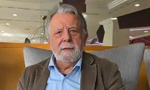 Alfredo Conde, retratado durante la conversaci&oacute;n en la que repasa su trayectoria literaria y period&iacute;stica.