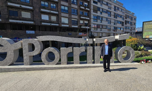 Juan Llor, m&eacute;dico e investigador del legado del profesor Gonzalo Herr&aacute;nz, en O Porri&ntilde;o, localidad natal del referente gallego de la &eacute;tica m&eacute;dica.