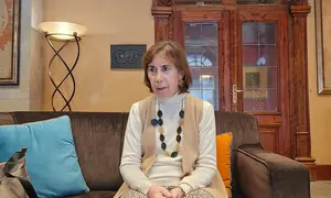 Isabel Coma, durante la entrevista, en la que repasa el proceso de escritura de su obra sobre el obispo Eijo Garay.