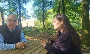 Roberto Ledo, director de Diario Luso-Galaico, conversa con la bi&oacute;loga B&aacute;rbara &Aacute;lvarez, de Ecocelta, durante la entrevista sobre la preparaci&oacute;n del suelo para la nueva temporada de cultivo.