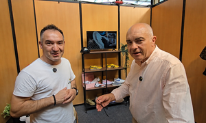 Bruno Almeida, &ldquo;Dr. Zapatilha&rdquo;, durante una entrevista con Roberto Ledo, en Expo Vez, donde muestra su trabajo de limpieza y restauraci&oacute;n artesanal de zapatillas deportivas.
