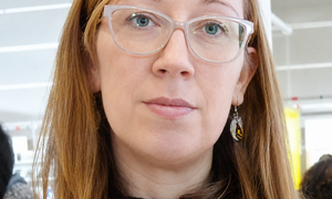 Emma Pedreira, escritora e investigadora da memoria cultural, durante unha das s&uacute;as actividades de divulgaci&oacute;n sobre os cemiterios galegos.