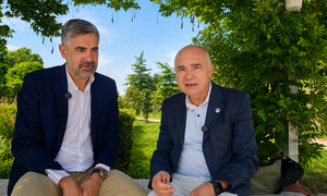 Iv&aacute;n G&oacute;mez, gerente de Regina Viarum, y Roberto Ledo, director de Diario Luso-Galaico, durante la entrevista en la que analizaron la evoluci&oacute;n del vino rosado gallego, su creciente aceptaci&oacute;n entre los consumidores y las expectativas ante la I Feira do Vi&ntilde;o Rosado de Mos.