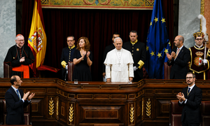El papa Le&oacute;n XIV recibe una prolongada ovaci&oacute;n en el Congreso de los Diputados tras convertirse en el primer Pont&iacute;fice de la historia en dirigirse a las Cortes Generales de Espa&ntilde;a, durante una sesi&oacute;n conjunta del Congreso y el Senado.