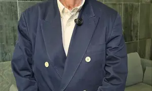 Jos&eacute; Pe&ntilde;&iacute;n, creador de la Gu&iacute;a Pe&ntilde;&iacute;n y una de las grandes figuras de la divulgaci&oacute;n vitivin&iacute;cola en Espa&ntilde;a, posa tras recibir el reconocimiento como Persoeiro de Honra de la Denominaci&oacute;n de Origen Ribeiro por su contribuci&oacute;n al prestigio y conocimiento del vino espa&ntilde;ol.