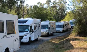 Las autocaravanas de la X Ruta Yakart &ldquo;Camino de Santiago&rdquo; avanzan en caravana durante su etapa por Sabucedo, antes de continuar rumbo a Pontevedra.