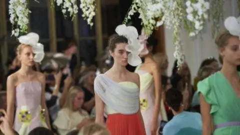 El desfile de la firma española Delpozo en la semana de la moda de Londres, el 16 de septiembre de 2018, estuvo inspirado en una flor, la glicinia.