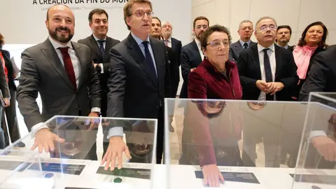 O presidente da Xunta visitou hoxe a que é a primeira das tres grandes exposicións do Xacobeo 2021 que, aberta ata o 12 de abril do ano que vén no Museo Centro Gaiás, conta con obras clave da cultura galega nunca antes exhibidas na Comunidade.