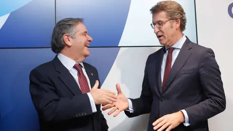 Tras la imposición de la medalla Núñez Feijoó y Juan Güell se saludan. 