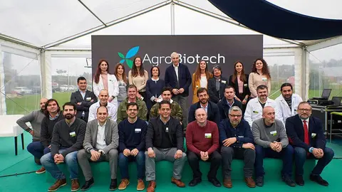 As autoridades posan cos representantes das 11 pemes galegas do programa Agrobiotech 2019.