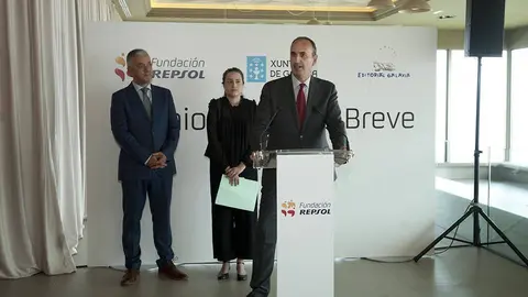 No acto tomaron parte, ademais do conselleiro, a subdirectora da Área Institucional da Fundación Repsol, Arantzazu Hernánz, e o director de Galaxia, Francisco Castro.