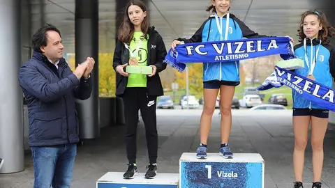 El alcalde de Vizela, Victor Hugo Salgado, y las atletas ganadoras. 