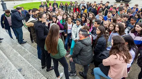 A alcaldesa Marta Valcárcel cos alumnos do IES na praza do Concello. 