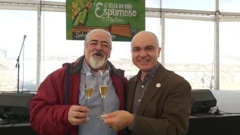 El director de DL-G, Roberto Ledo, con Luís Paadín técnico en viticultura e eneloxía. 