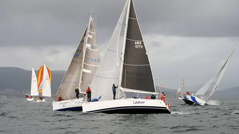 La flota virando la baliza de desmarque.