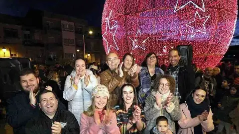 Neste arranque de Nadal no que a bola xigante de 17 metros de diámetro foi a protagonista. Ao pé dela foron milleiras as persoas que quixeron ser testemuña despois de percorrer as rúas con Troula Animación sendo protagonistas do espectáculo “A luz do camiño”.