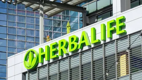 LOS ANGELES CA/USA. Edificio Herbalife y logo. Herbalife International es una empresa de marketing multinivel que vende productos de control de peso nutricional y cuidado de la piel. ARCHIVO. 