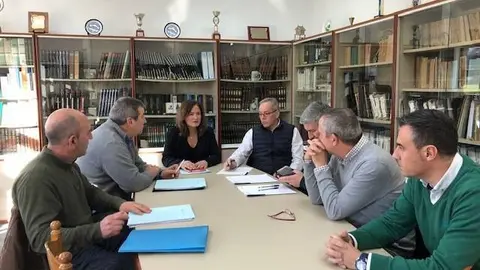 El director general de Ganadería, Agricultura e Industrias Agroalimentarias se reunió hoy en Ribadeo con la directora general de Desarrollo Rural del Principado para abordar este asunto.