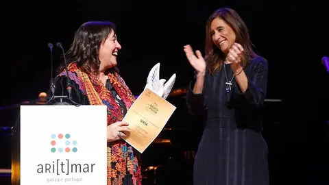 Carmen Pomar le entregó a la cantora gallega Uxía en este acto el Premio aRi[t]mar especial del jurado Embaixada da Amizade galego-lusófona.