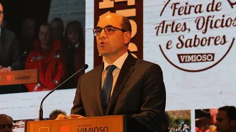 El alcalde de Vimioso, Jorge Fidalgo, durante la edición de 2018 de la Feria. ROBERTO LEDO. ARCHIVO. 