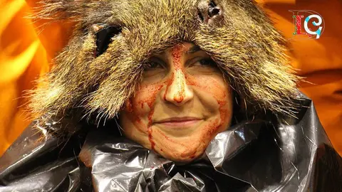 Una joven recibe su bautismo de caza tras la montería, en la feria de 2018. ROBERTO LEDO.