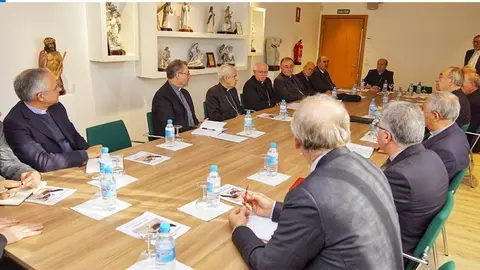 Los obispos de las diócesis dependientes de los arzobispados de Santiago de Compostela y de Braga, en Portugal, el pasado 26 de noviembre.