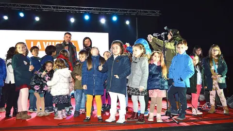 Nenos mosenses coa alcaldesa de Mos, Nidia Arévalo, e o ciclista Óscar Pereiro. ARCHIVO. 