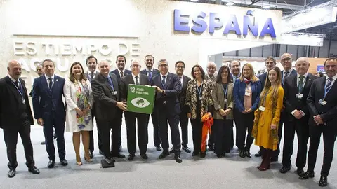Foto de familia das entidades financeiras que subscribiron o compromiso colectivo.