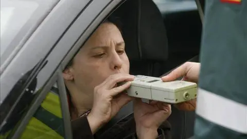 Un joven se somete a un control de alcoholemia en el primer día de la campaña de intensificación de este tipo de controles puesta en marcha por la Dirección General de Tráfico. ARCHIVO.