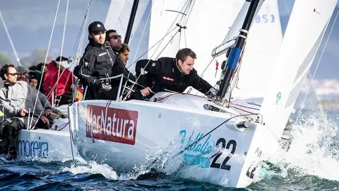 Los primeros puestos se los repartieron el “Marnatura 1” del vigués Luis Bugallo y el barco mallorquín “Patakín” que cuenta como táctico al olímpico portugués de origen mozambiqueño Domingos. ©Sailingshots by María Muiña Photography